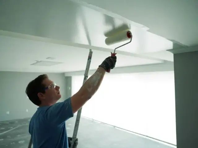 Jak się maluje sufit: proste techniki, które zapewnią idealny efekt