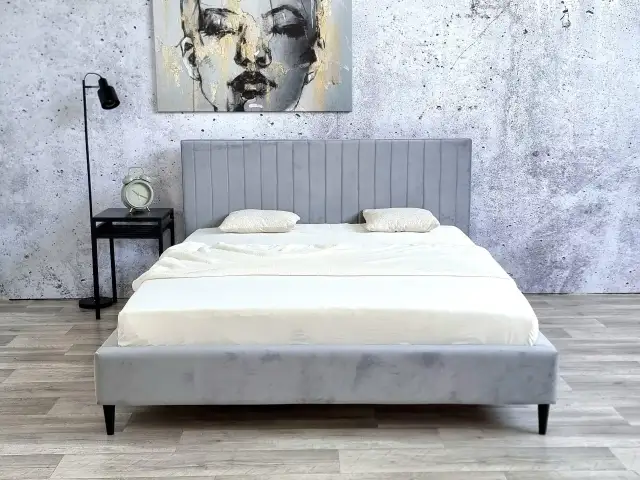 Ciemne meble w sypialni – jakie kolory ścian optycznie powiększą przestrzeń?