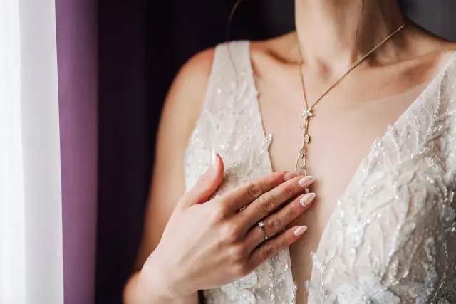 Jak dobrać biżuterię do sukni ślubnej? Perfekcyjny look!