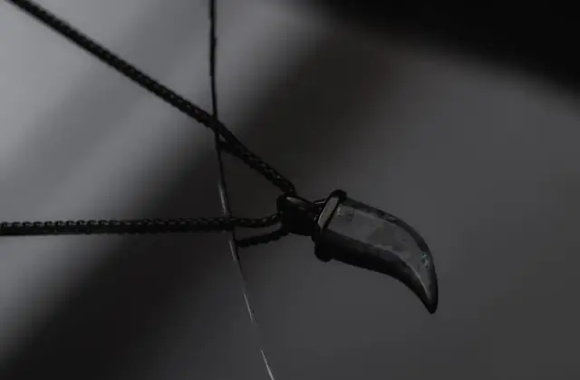 Co oznacza naszyjnik z kłem? Odkryj jego głęboką symbolikę