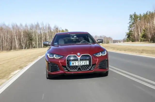 BMW i4 M50 - szczegółowe informacje, zasięg i porównania z innymi elektrykami