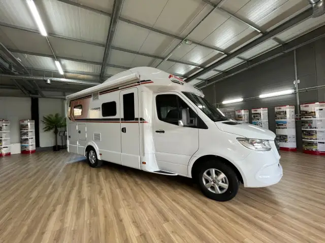 Biały kamper alkowa Weinsberg z brązowymi i czarnymi detalami, gotowy na przygody.