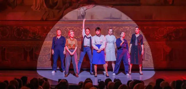 Najlepsze spektakle online: Odkryj wyjątkowe przedstawienia w sieci