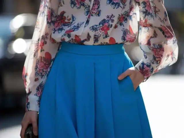 Jaką bluzkę wybrać do niebieskiej spódnicy, aby wyglądać stylowo?