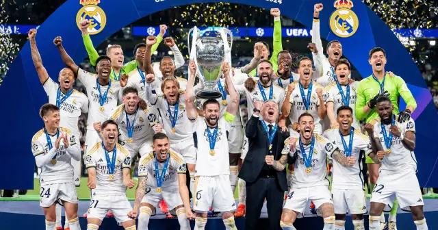 Drużyna Realu Madryt świętuje zwycięstwo w Lidze Mistrzów 2024, unosząc puchar.