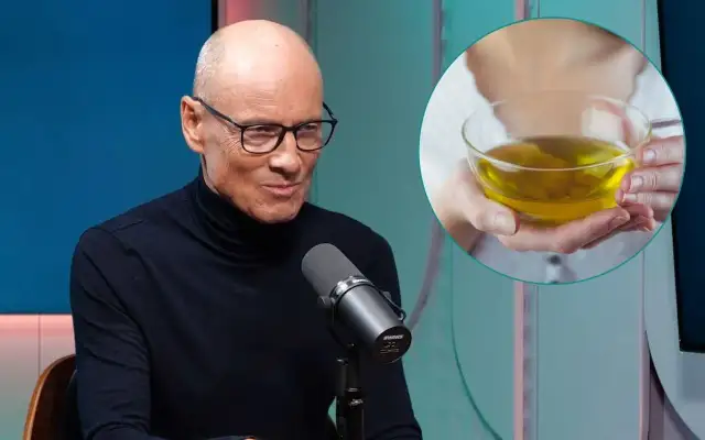 Mężczyzna w okularach i czarnym golfie rozmawia przy mikrofonie. Obok w okręgu widać dłonie trzymające miseczkę z żółtym płynem, być może podpowiedź, jak się odstresować.