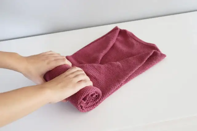 Jak składać swetry, aby uniknąć zagnieceń i zaoszczędzić miejsce