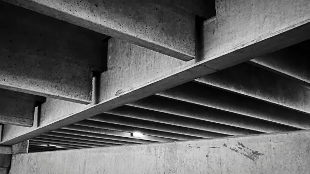 Podkreślone linie i cienie tworzą geometryczny wzór na tle betonowych konstrukcji. Klasy betonu b są tu widoczne w całej okazałości.