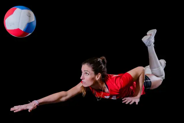 Libero w siatkówce: Dlaczego nosi inny strój? Poznaj jego rolę!