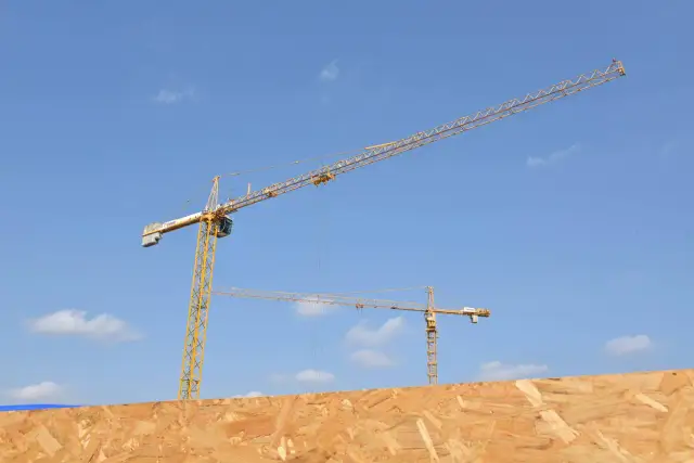 Jak zostać operatorem dźwigu - kluczowe kroki i wymagania do spełnienia