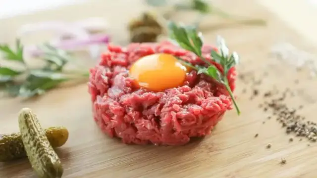 Czy można jeść tatar karmiąc piersią? Ryzyko zdrowotne i bezpieczeństwo.