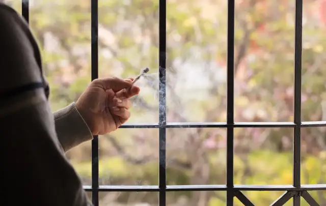 Czy można palić na balkonie w hotelu? Zasady i konsekwencje