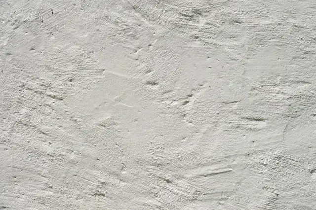 Farba strukturalna na nierówny sufit - Jak maskować nierówności?