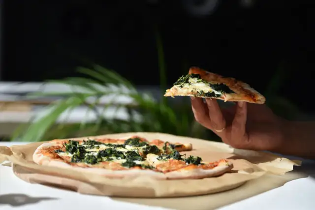 Gdzie powstała pizza? Odkryj jej zaskakującą historię i korzenie