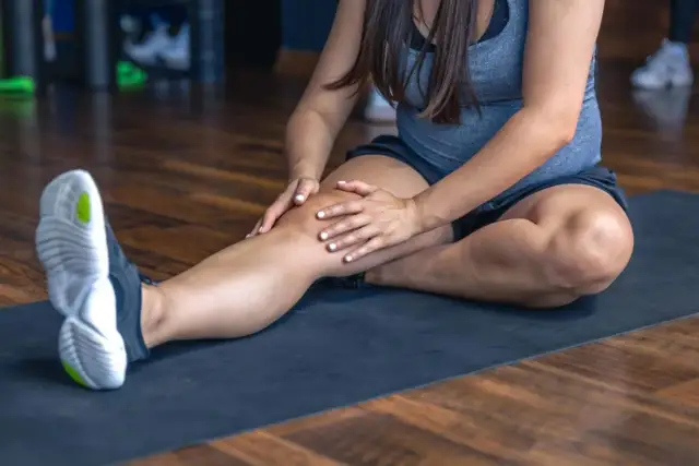 Skręcenie kolana: objawy, leczenie i szybki powrót do sprawności