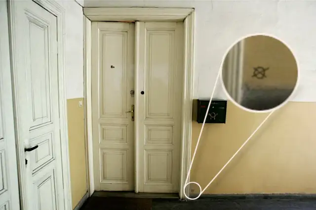 Jak złodzieje oznaczają mieszkania w bloku i jak się przed tym bronić