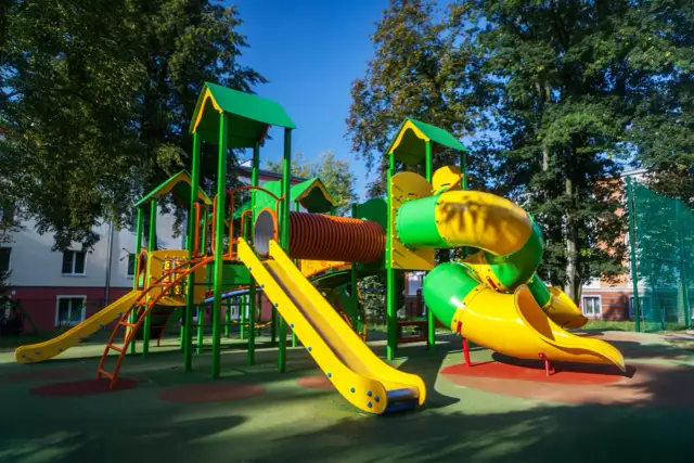 Ile kosztuje wewnętrzny plac zabaw? Poznaj ukryte wydatki i ceny