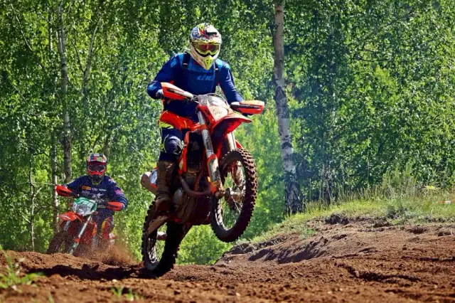 Co je to enduro? Odkryj fascynujący świat motocyklowego sportu