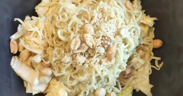 Yum Yum Salat: Das Geheimnis des viralen TikTok-Rezepts