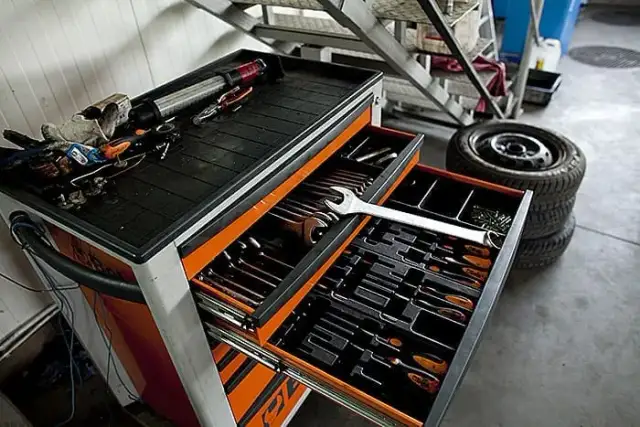 Jaką szafkę narzędziową do warsztatu wybrać, aby uniknąć chaosu?