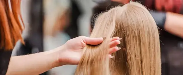 Ile kosztuje peruka w sklepie medycznym? Sprawdź ceny i porady