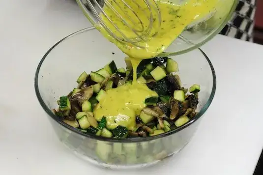 Jak zrobić sałatkę z cukinii – proste przepisy na zdrowe danie