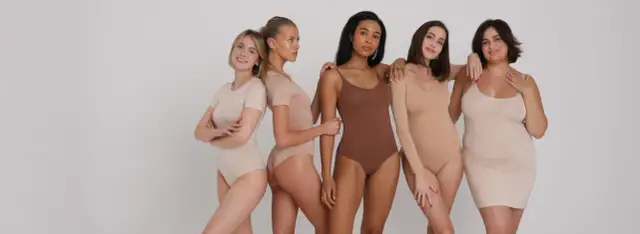 Co ubrać pod prześwitującą bluzkę, aby uniknąć modowych wpadek?