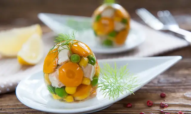 Prosty przepis na galaretkę drobiową, która zachwyci gości