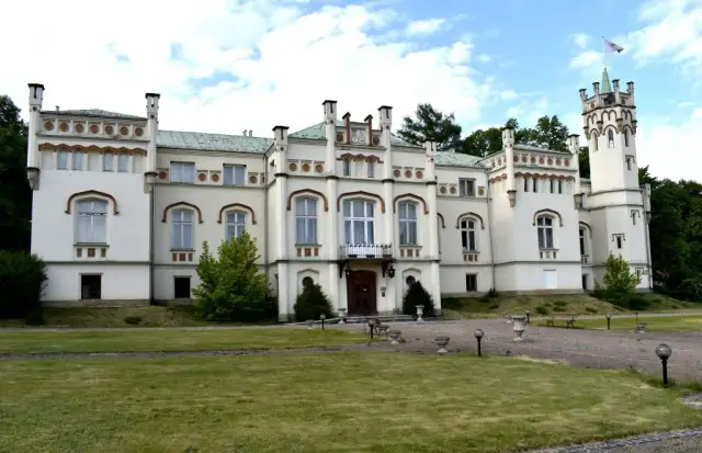 Pałac w Paszkówce: odkryj jego fascynującą historię i architekturę