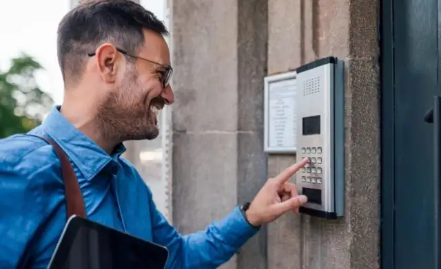 Jak naprawić domofon w bloku i uniknąć frustracji z jego działaniem