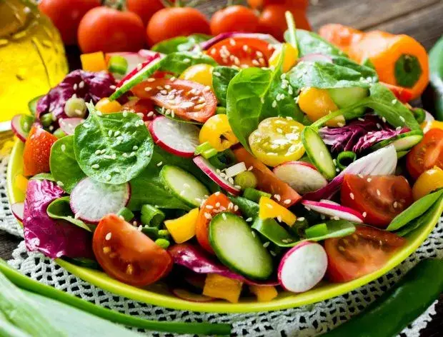 Idealne sałatki na grilla: Przepisy na świeże i sycące dodatki