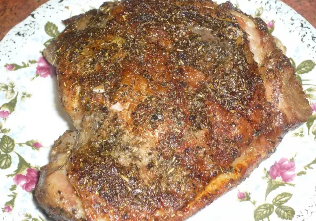 Ile piec udziec z indyka w piekarniku, aby był soczysty i chrupiący?