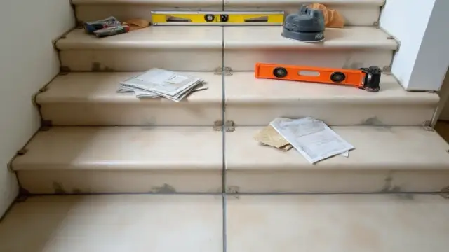 Jak układać terakotę na schodach, aby uniknąć pęknięć i błędów