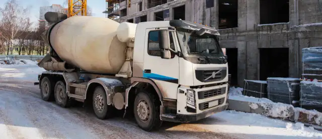 Cena betonu za kubik: Pełny koszt transportu, pompy i VAT