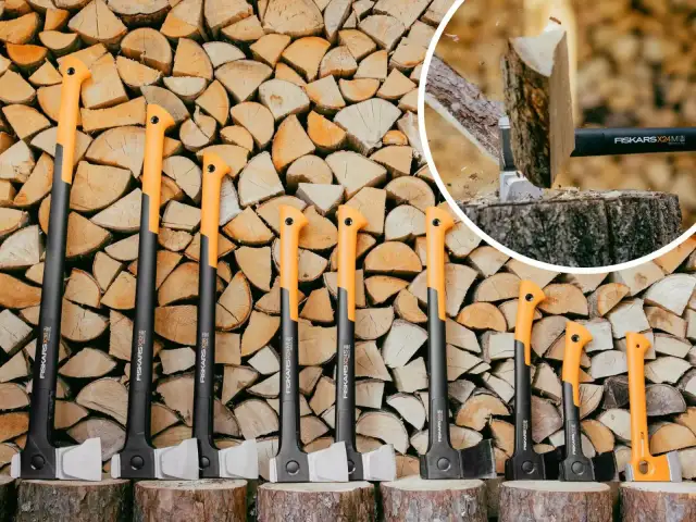 Różne rodzaje siekier, od dużych po małe, ustawione na tle stosu drewna. W okręgu siekiera rozłupująca drewno.