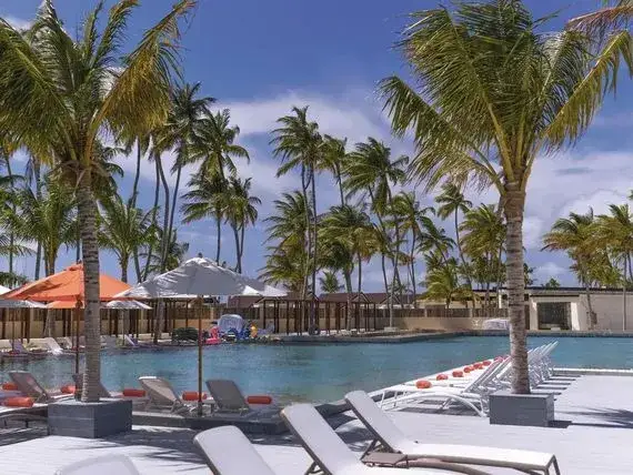 Ile trwa lot z Warszawy na Malediwy? Odkryj, co wpływa na czas podróży