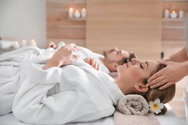 Para uniknąć objawów stresu przedślubnego i "wedding burnout", panna młoda relaksuje się na masażu głowy w spa.