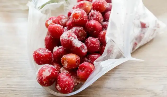 Mrożenie czereśni z pestkami? Poznaj całą prawdę o smaku!