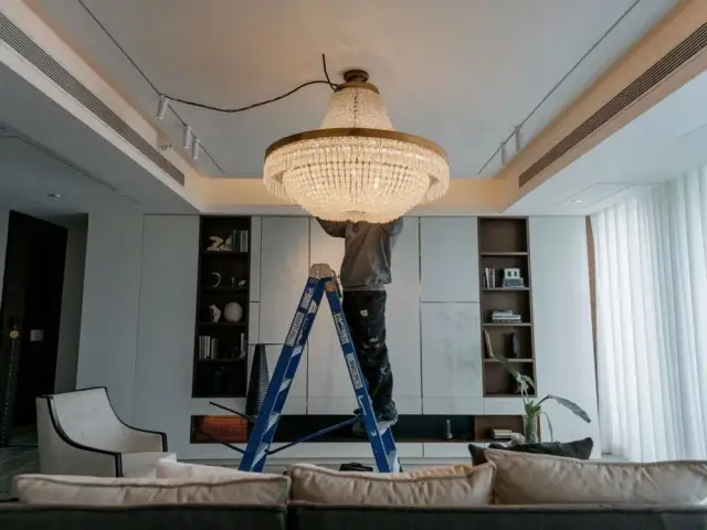 Jak podłączyć żyrandol 2 kable z sufitu bez ryzyka błędów