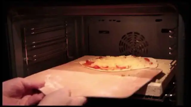 Jak przełożyć pizzę na kamień bez łopatki i uniknąć problemów