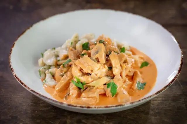 Strogonow z kurczaka: szybki przepis z pieczarkami i ogórkiem