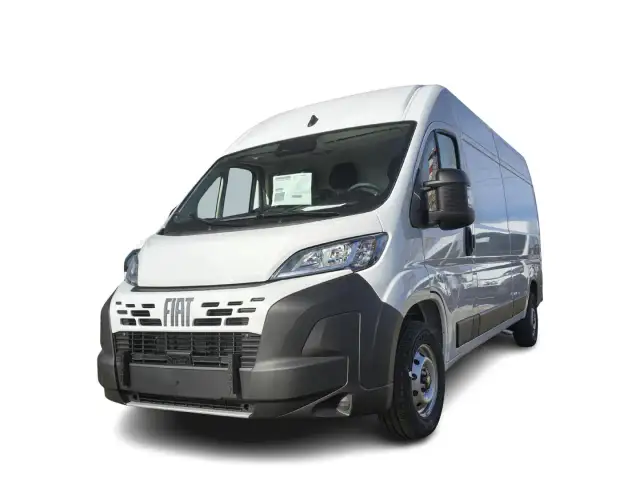 Biały bus Fiat Ducato, idealny do transportu. Zastanawiasz się, ile płaci spedycja za km bus?