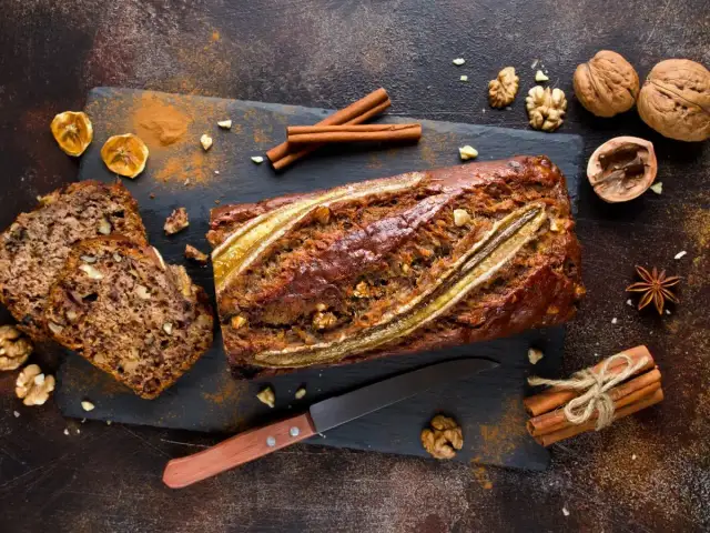 Jak zastąpić jajka bananem w cieście? Przelicznik i unikaj zakalca!