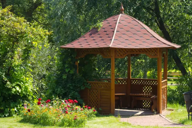 Jak zbudować altanę ogrodową drewnianą - proste kroki i porady