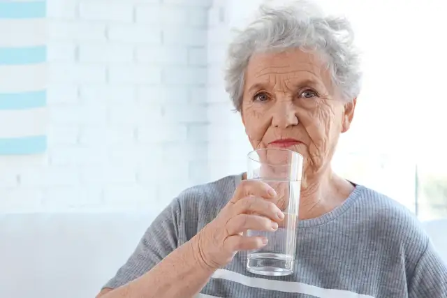 Jak skutecznie radzić sobie z odwodnieniem u starszej osoby?