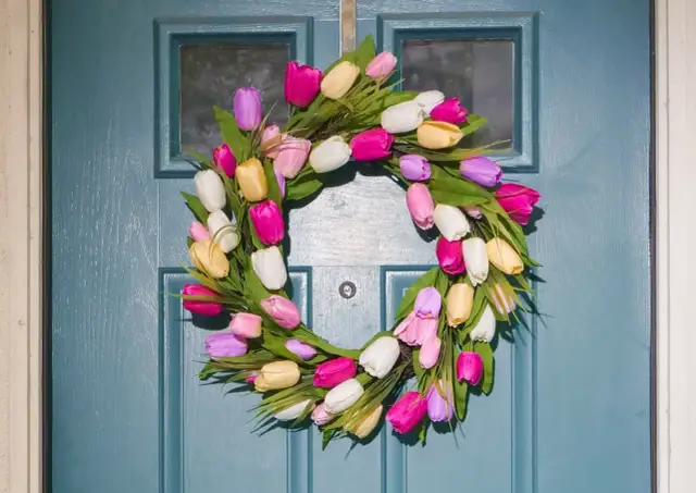 Jak zawiesić wianek na drzwiach bez uszkodzenia ich powierzchni