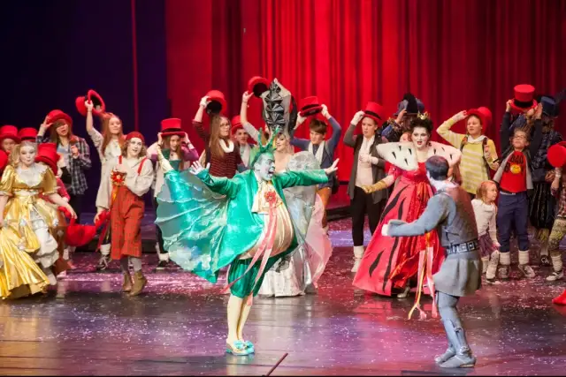 Spektakle teatr online: Odkryj najlepsze występy w sieci teraz