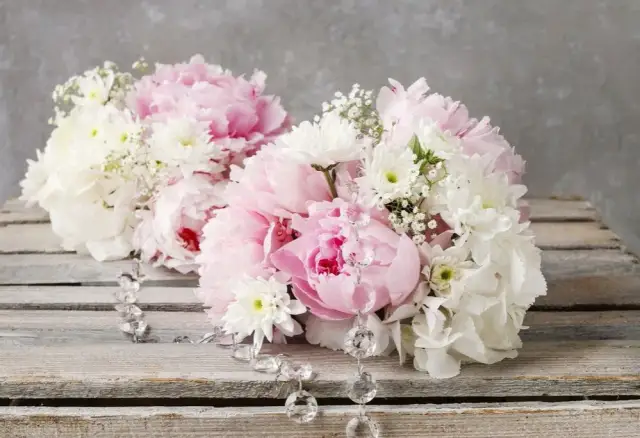 Jakie kwiaty na komunie dla dziewczynki - wybierz idealne bukiety