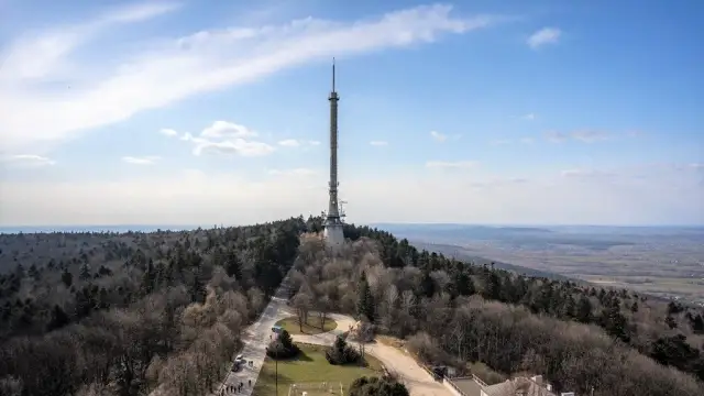 Gdzie jest Łysa Góra? Odkryj jej tajemnice i atrakcje w okolicy