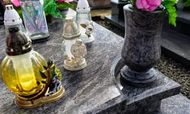 Jak odkleic wazon z pomnika granitowego bez uszkodzeń i ryzyka